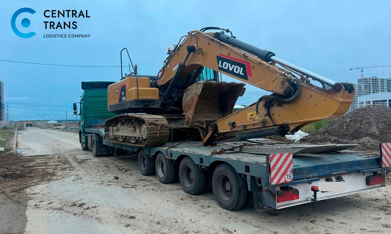 🚛Наша команда успешно выполнила перевозку экскаватора LOVOL FR330D на трале по направл...