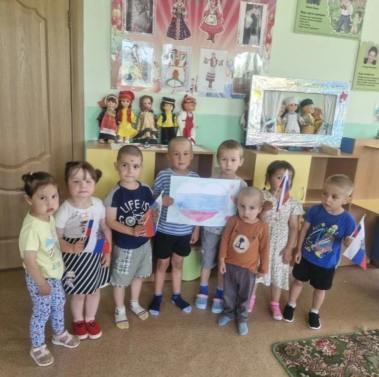 Россия көне белән! Доньяларыбыз тыныч,имин булсын. Балалар бэхетле булсыннар.