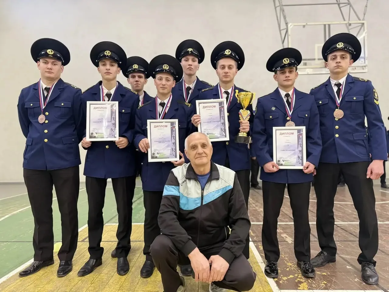 ⚽️ Футболисты ХГМА — настоящие звёзды!   Собрали весь пьедестал 🏆  Накануне состоялось награждение ф