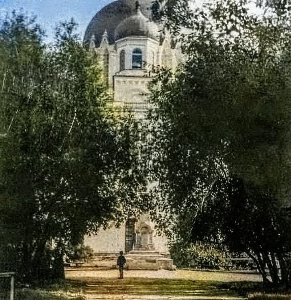 Памятник императору Александру III у Александро-Невского собора Вятки. Колоризированное...