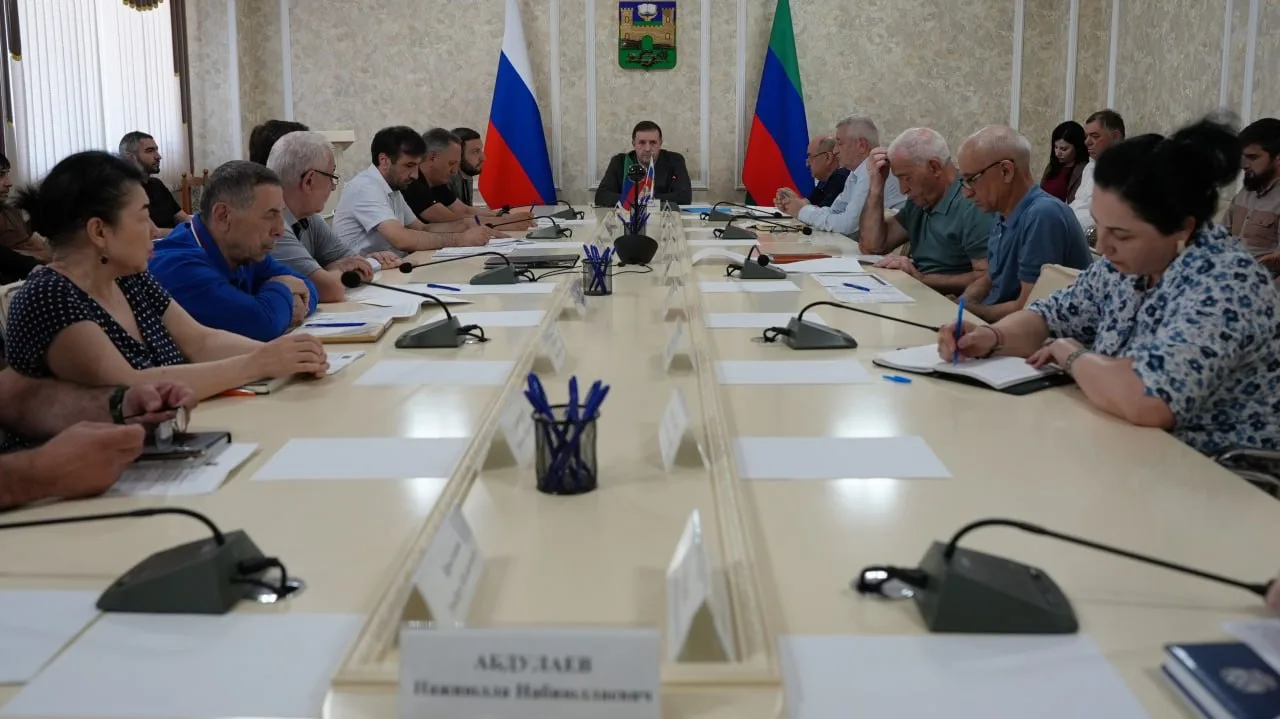 Корголи Корголиев провел еженедельное аппаратное совещание

23 июня в мэрии Хасавюрта состоялось еже