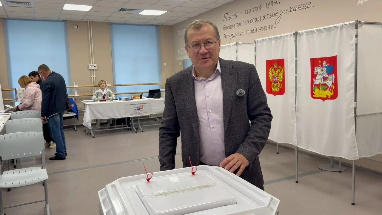 Депутат Мособлдумы Эдуард Живцов проголосовал на УИК №2171 в городе Куровское.