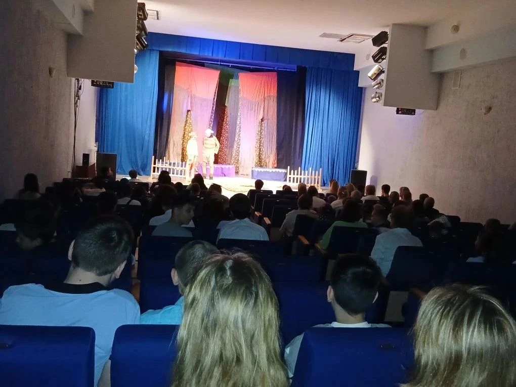Благотворительный спектакль «Никто не поверит»
 
Учащиеся нашей школы посетили благотворительный спе
