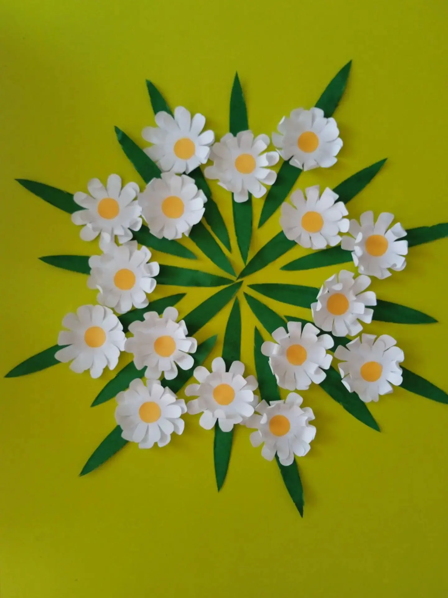 🌼Скромная ромашка,
Тонкий стебелёк.
Белый чистый символ,
Верности цветок.
🌼В день семьи российской