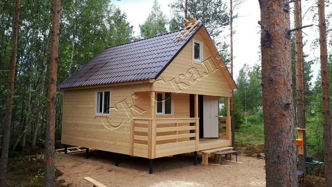 На фото дом с мансардой размером 6х6 м