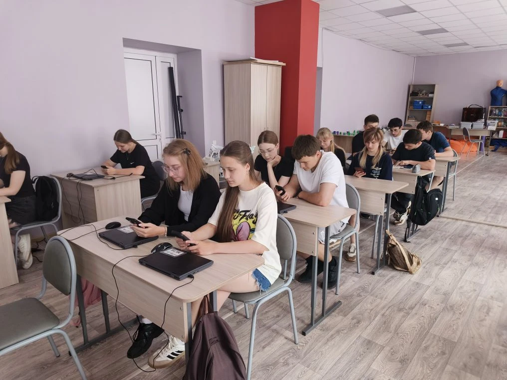 Старшеклассники из лагеря «Радуга» присоединились к Всероссийскому телемосту «Память священна»

15 и