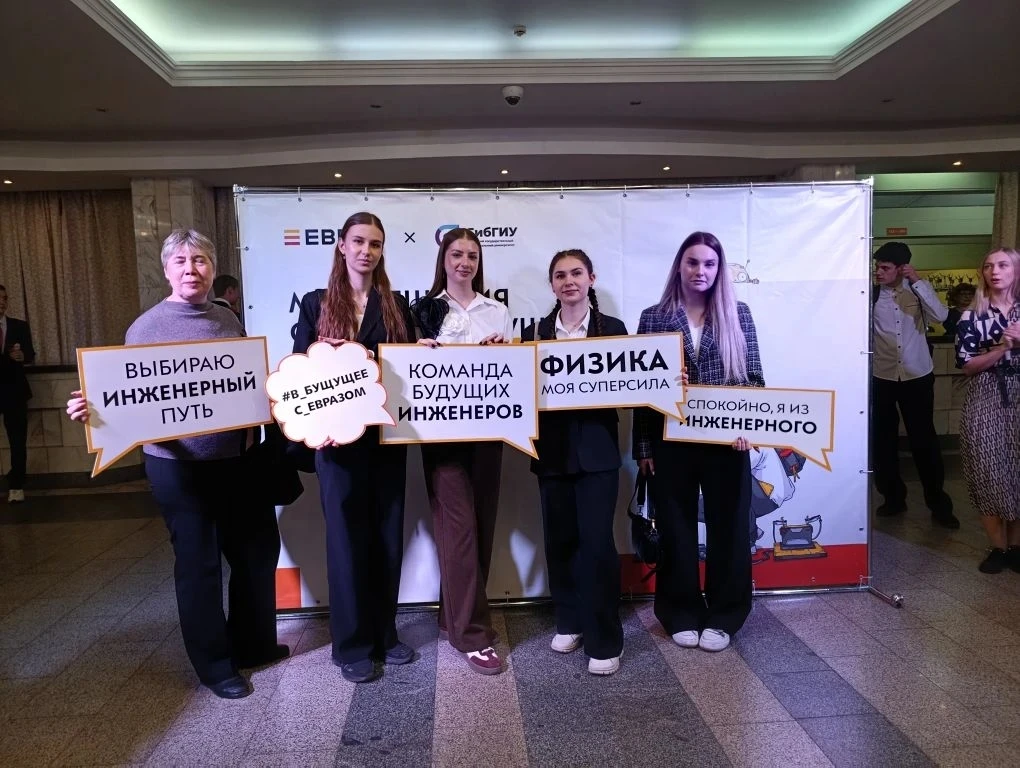 🎓 Подведены итоги года проекта «Инженерные классы ЕВРАЗа»!  Сегодня в Культурном центре ЗСМК (г. Нов