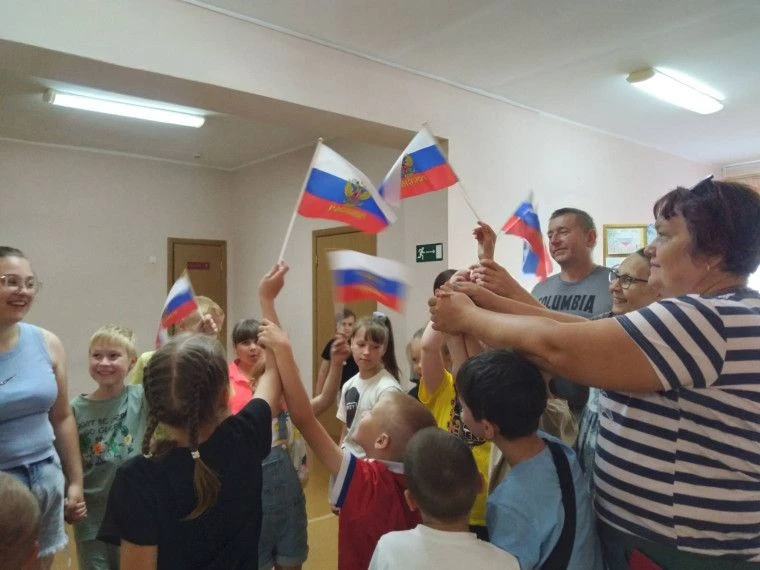 Пришкольный лагерь "Солнышко". ДЕНЬ РОССИИ

Сегодня, в день празднования Дня России, под песню «Мату