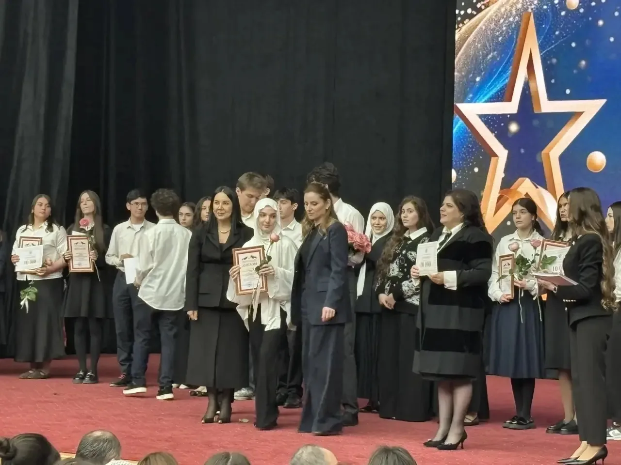 Им аплодируют стоя. 👏 Сегодня , 28 апреля , в Доме  Дружбы чествовали  победителей  и призеров регио