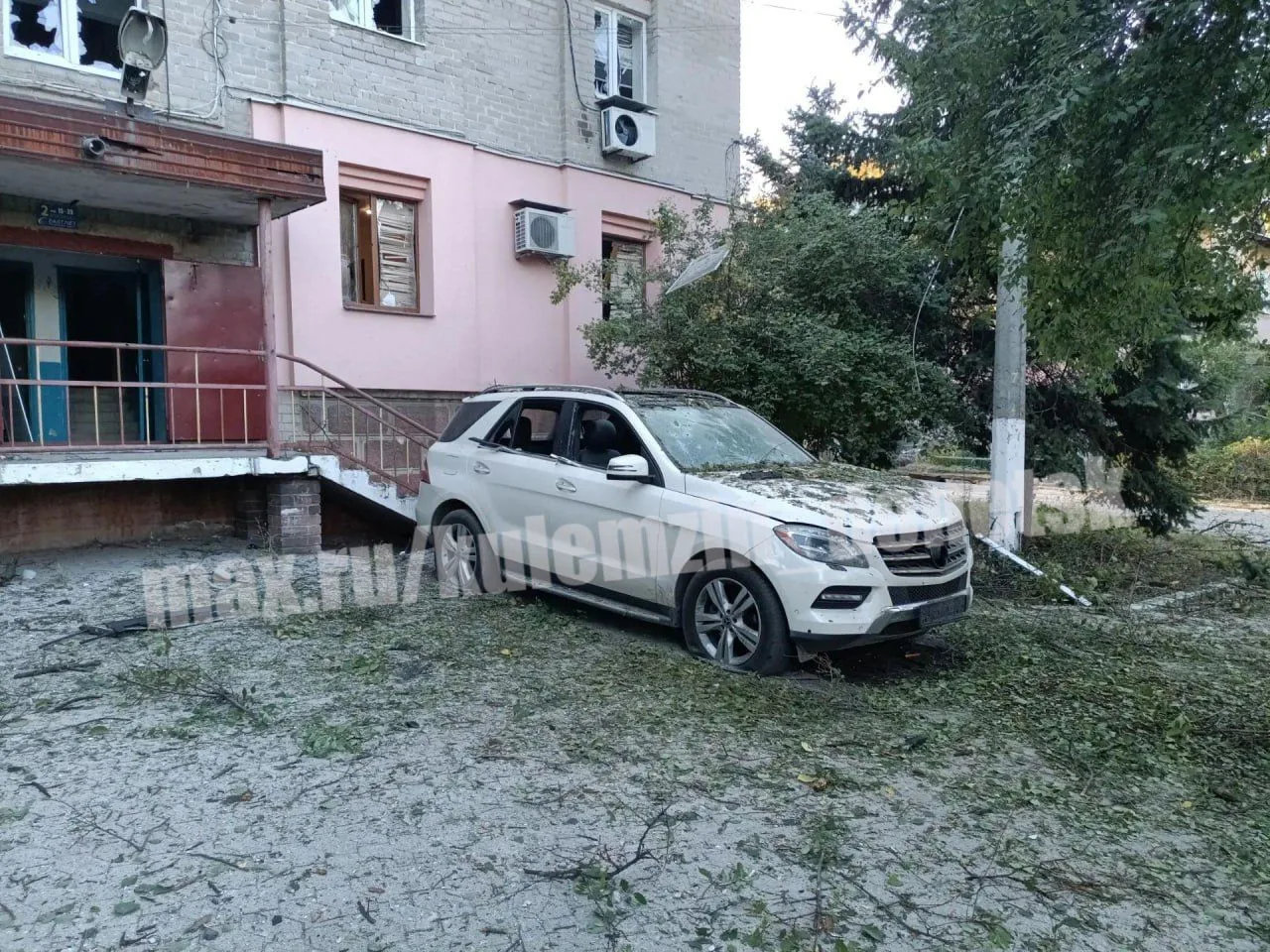 После ночной атаки БПЛА на Донецк в Будённовском районе разбиты фасады и окна в 8 много...