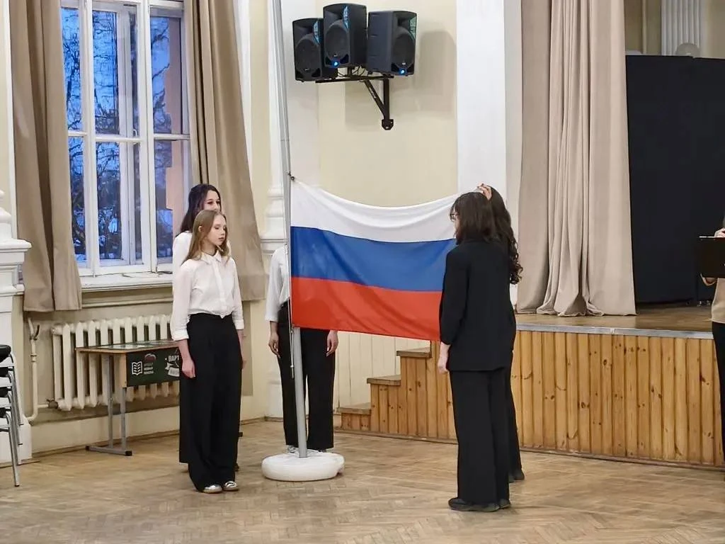 Сегодня в нашей школе по традиции учебная неделя началась с торжественной линейки, посвящённой подня