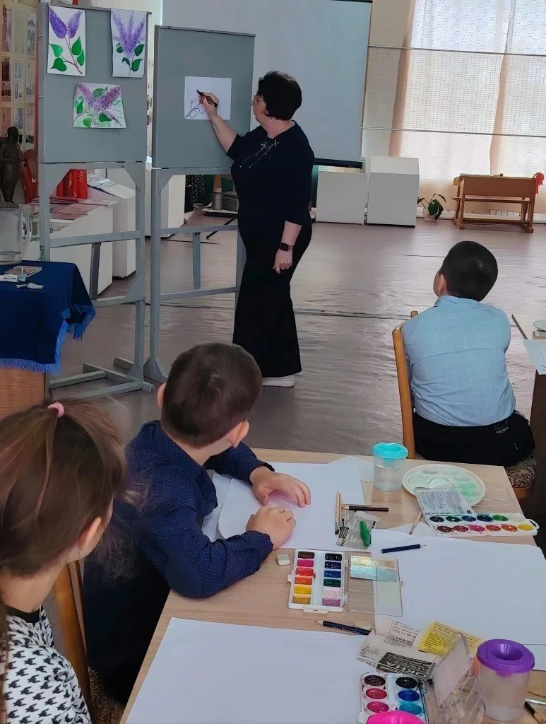 В музее нескучное рисование - сирень