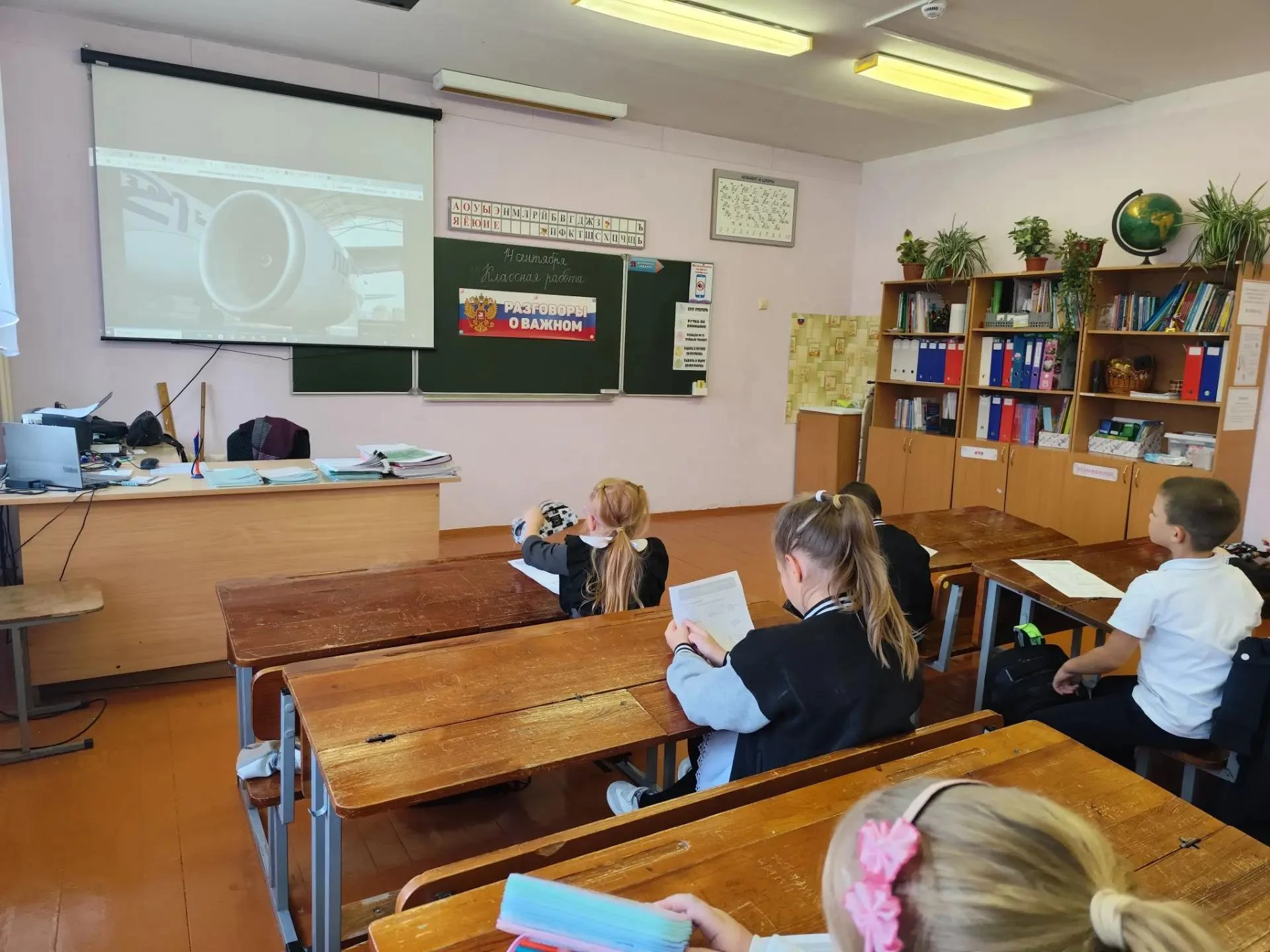 Сегодня в нашей школе прошли очередные занятия из цикла «Разговоры о важном». 🇷🇺