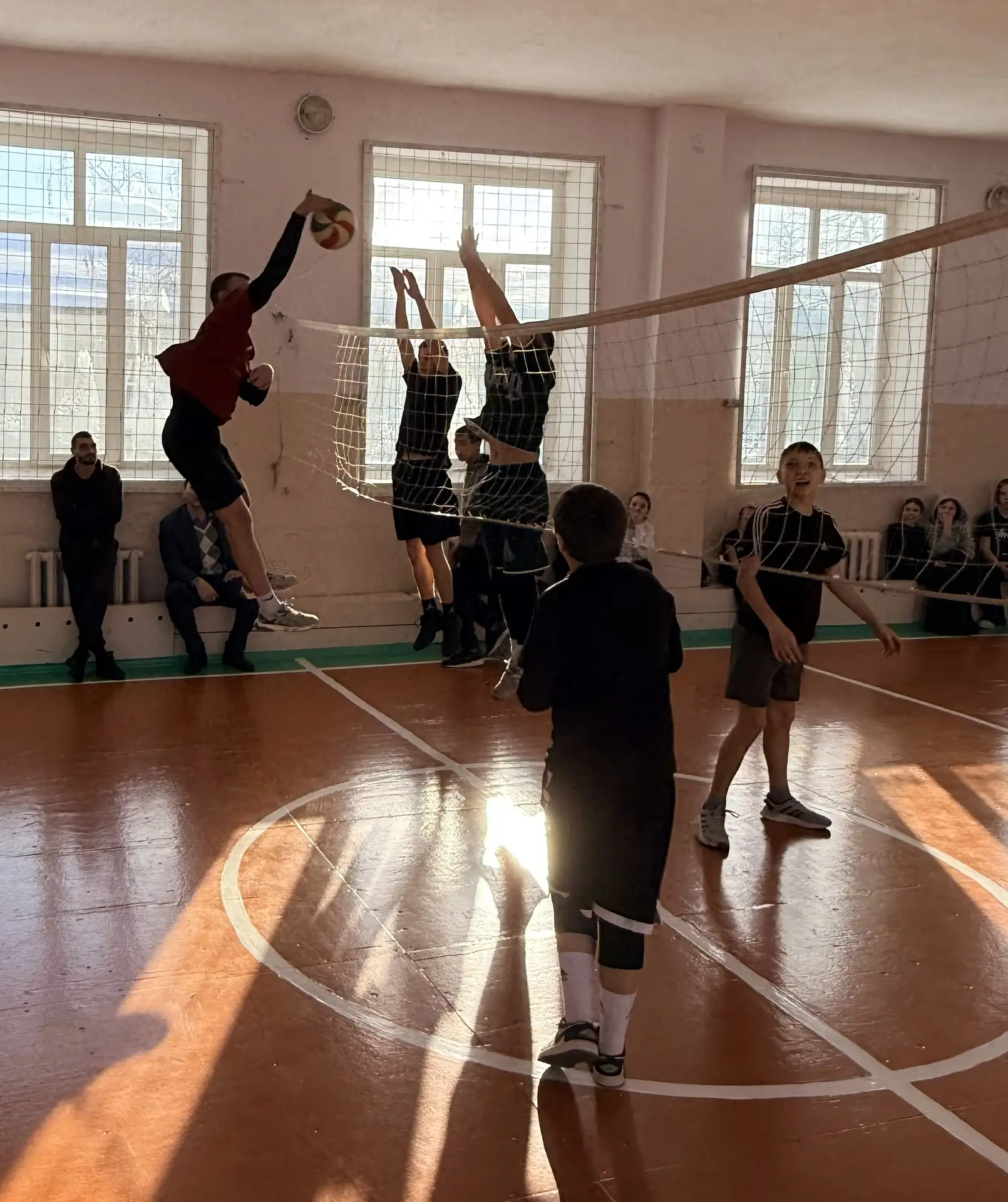 🏐 Спортивный день в школе: волейбол и командный дух!