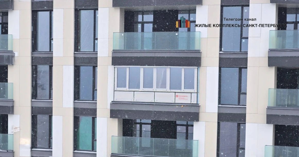 ✅Самоуправство: Москвич застеклил балкон в ЖК бизнес-класса. Инцидент произошёл в ЖК Эвер