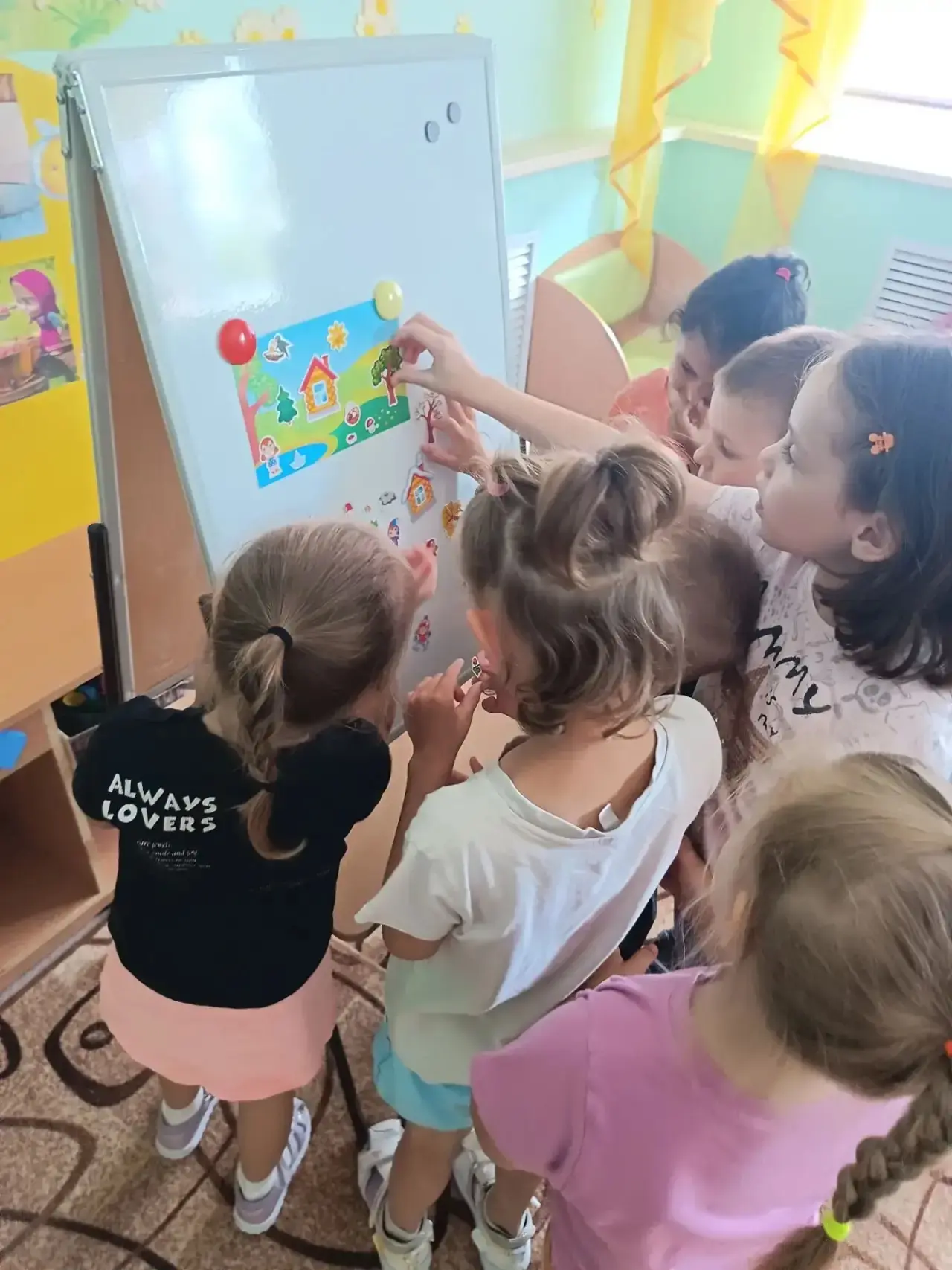 ☀️ Ребята в дежурной группе совместно в игровой форме вспоминали признаки самого теплого времени год