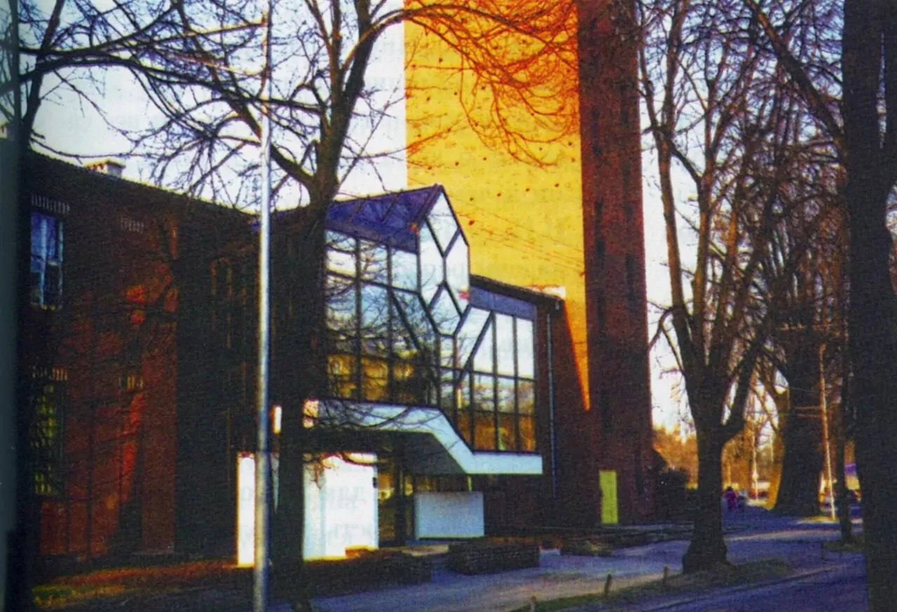 Улица Лейтенанта Яналова, 2а — филиал банка «Балтика». Башня с часами, 1996 год.

📸 «Старый Калинин