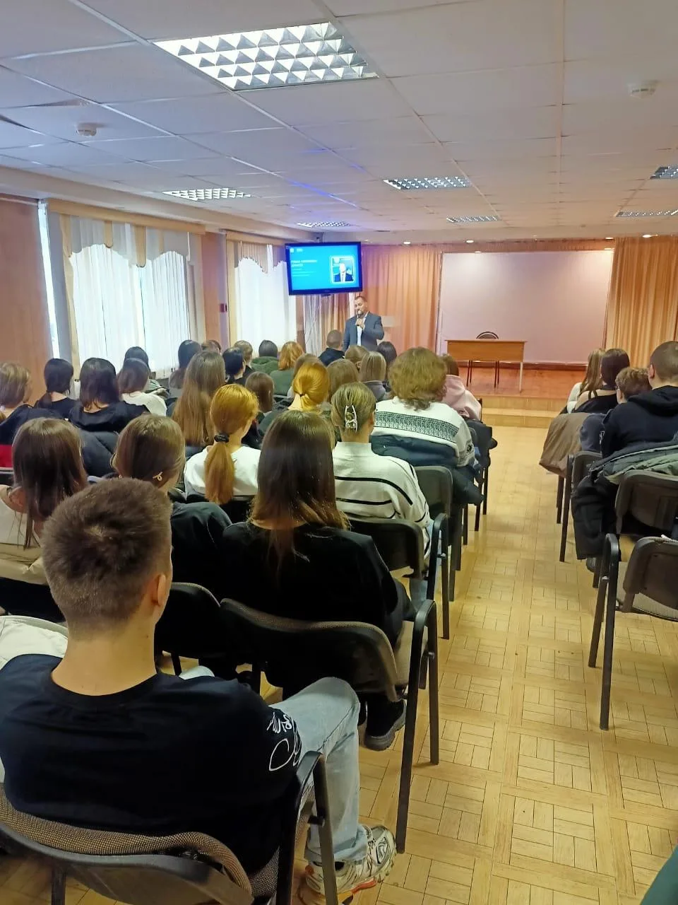 Урок мужества Встреча с лектором общества «Знание» Денисовым Романом Николаевичем. С точки зрения фи