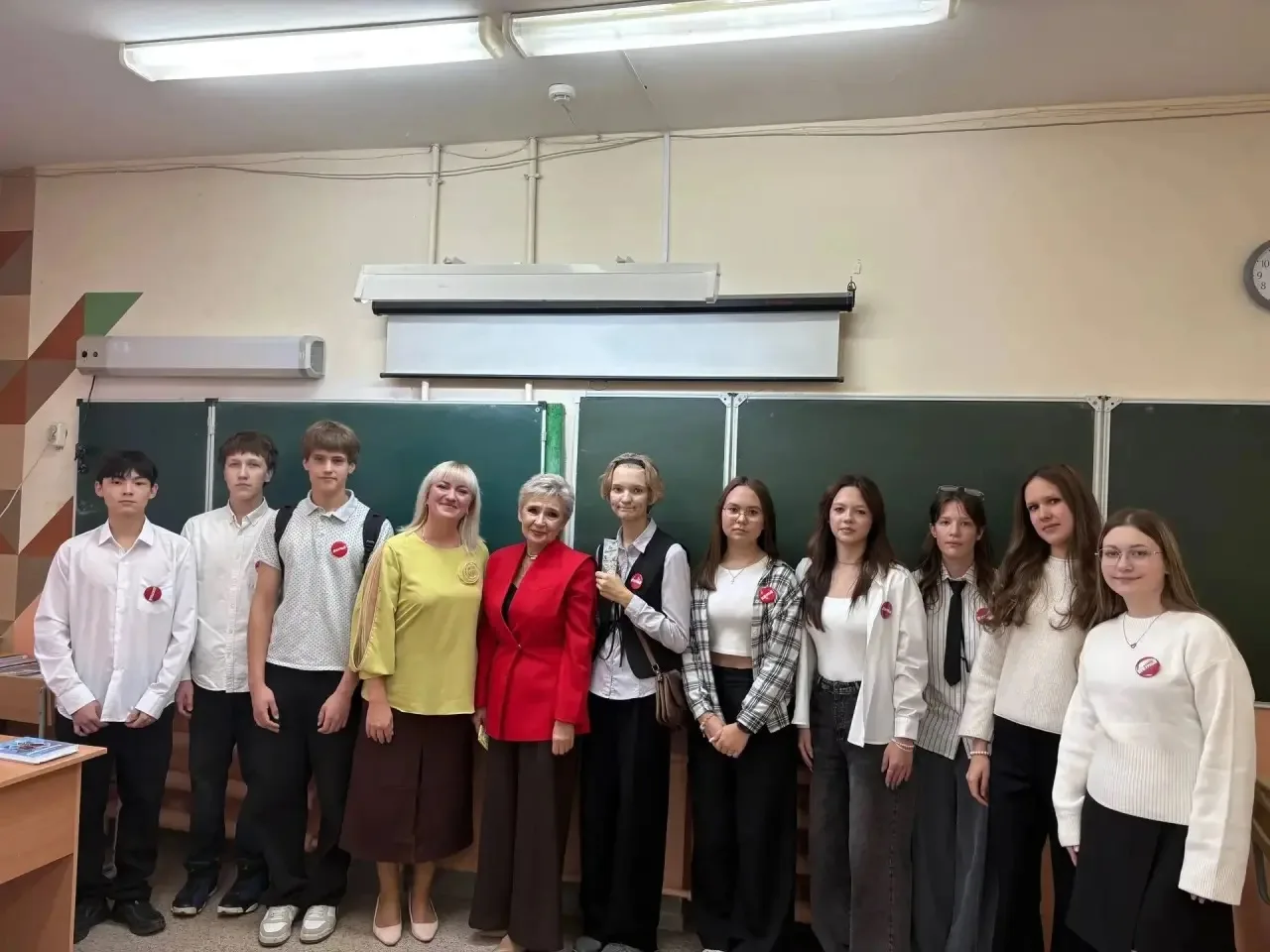 💐С самого утра на вахте нашей школы было радостно и трепетно. Актив школы вместе с вос...