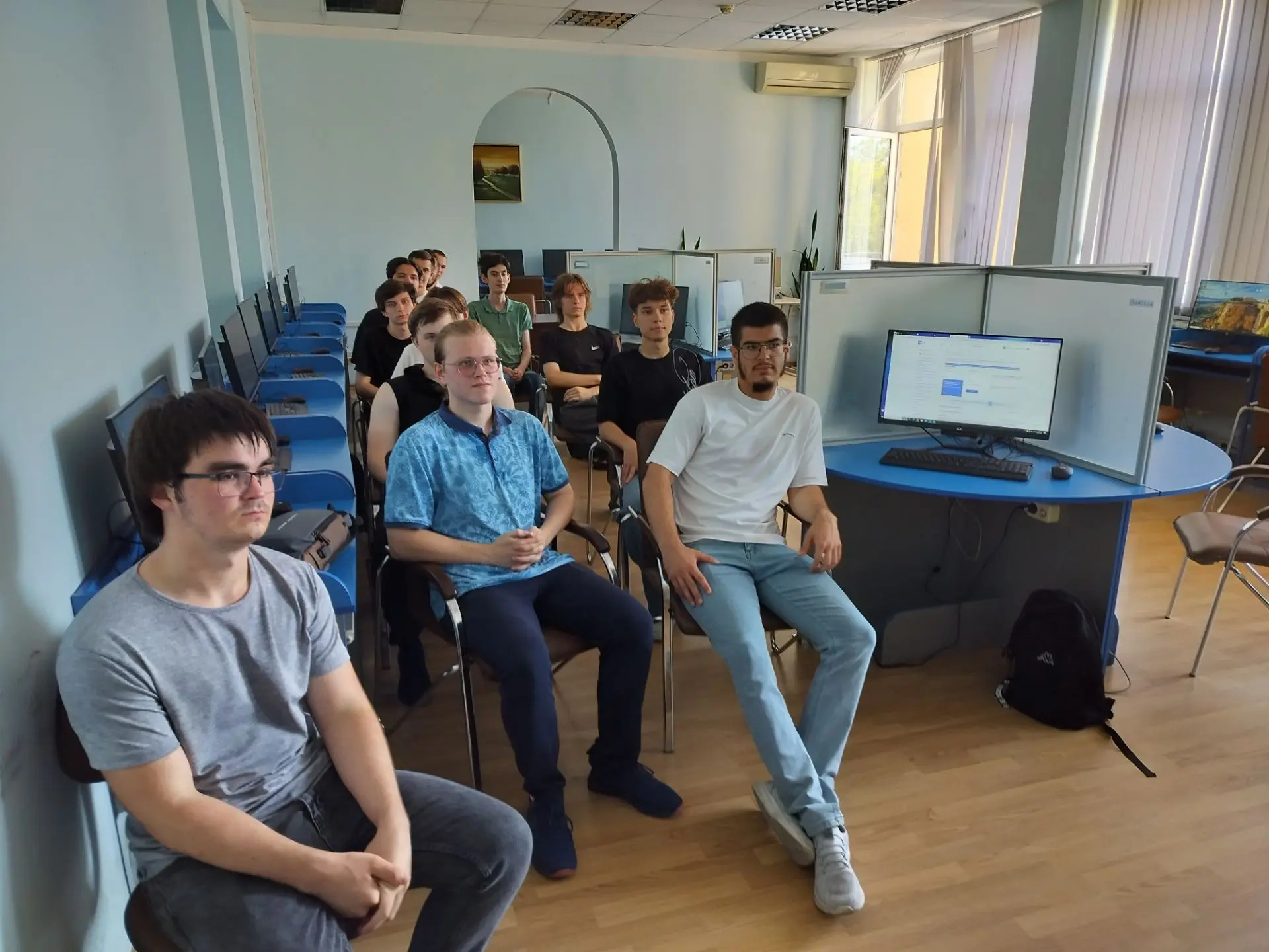 В электронном читальном зале сотрудники библиотеки показали презентацию и рассказали ув...