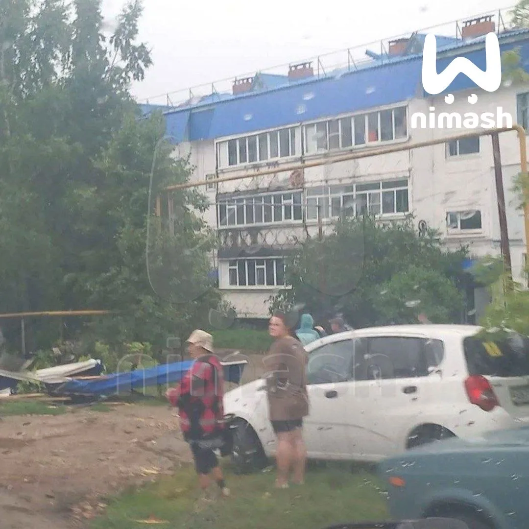 Огромный лист с крыши дома три дня валяется в одном из дворов Сергача. Коммунальщики по...