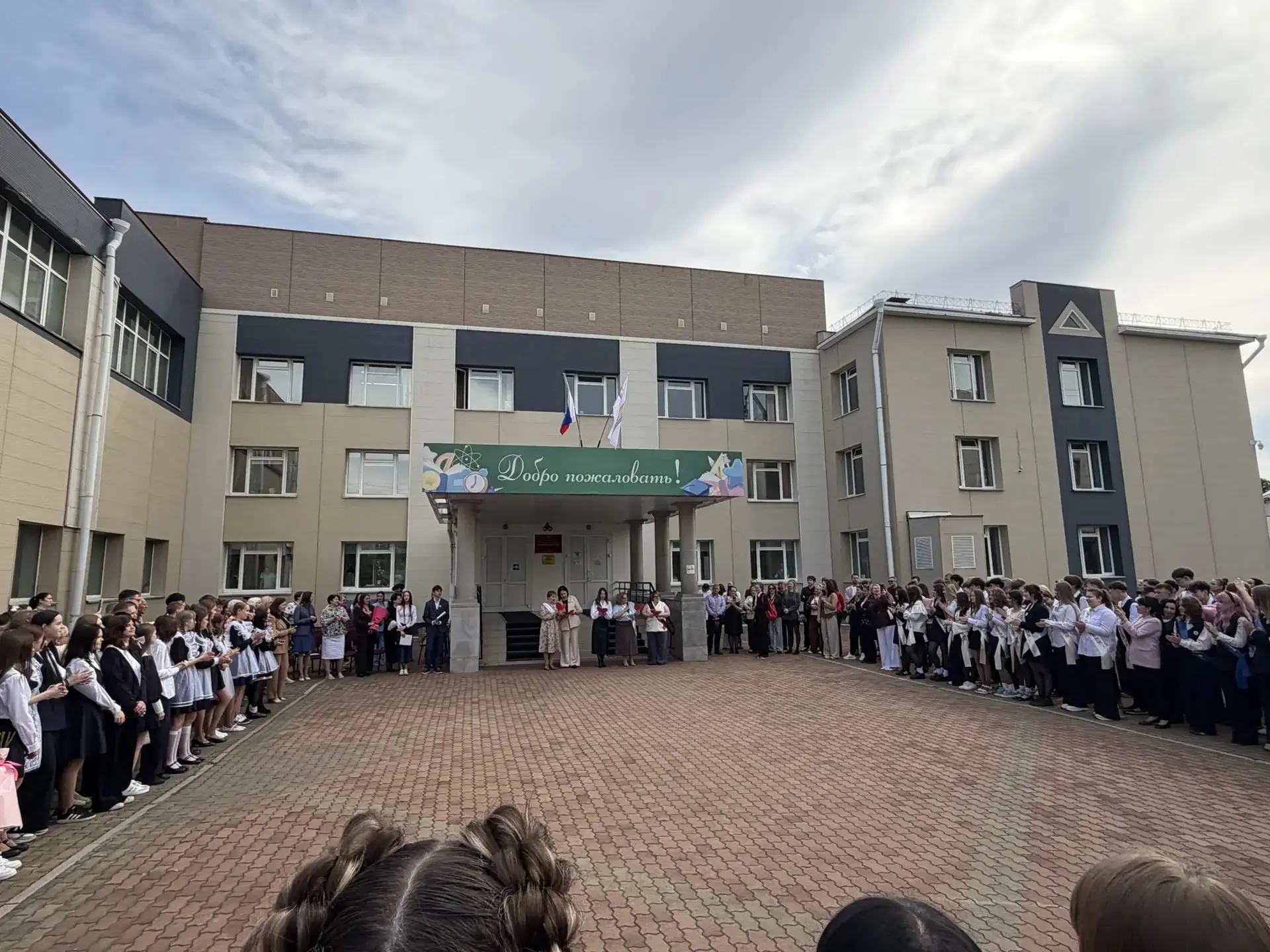 🛎 Вот и прозвенел последний звонок для 9 класса. В воздухе витает смесь радости и легкой грусти.   Д