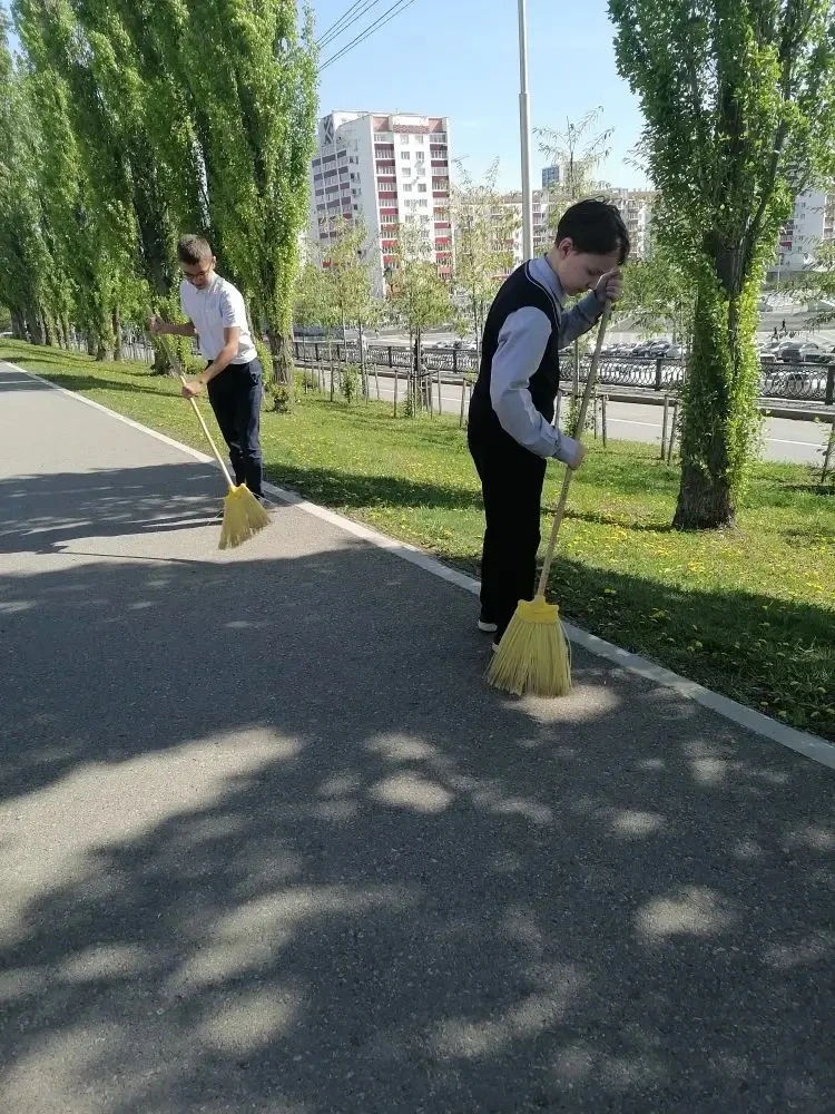 Перед выходными наши старшеклассники провели работу по благоустройству территории школы и сквера име