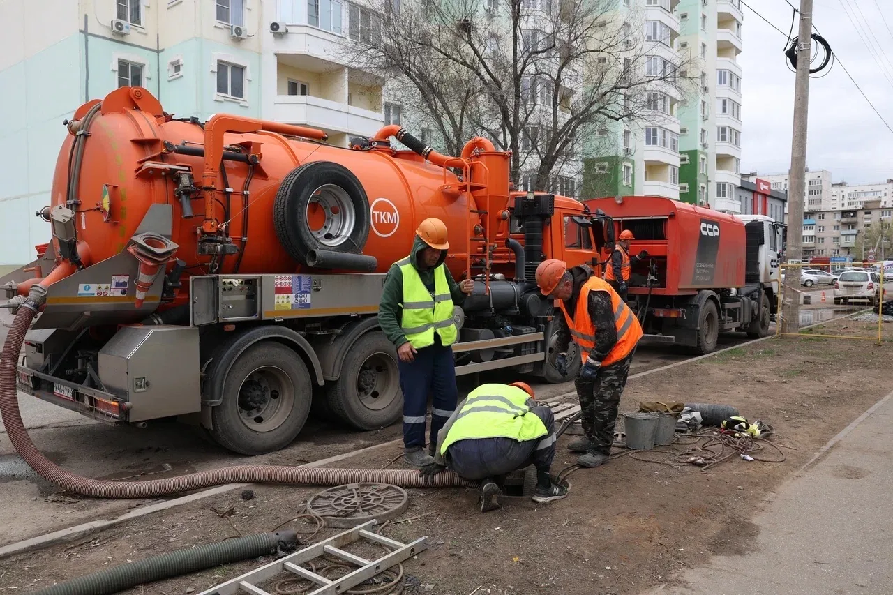 В Астрахани продолжается реконструкция сетей водоотведения. Сейчас специалисты трудятся на двух учас