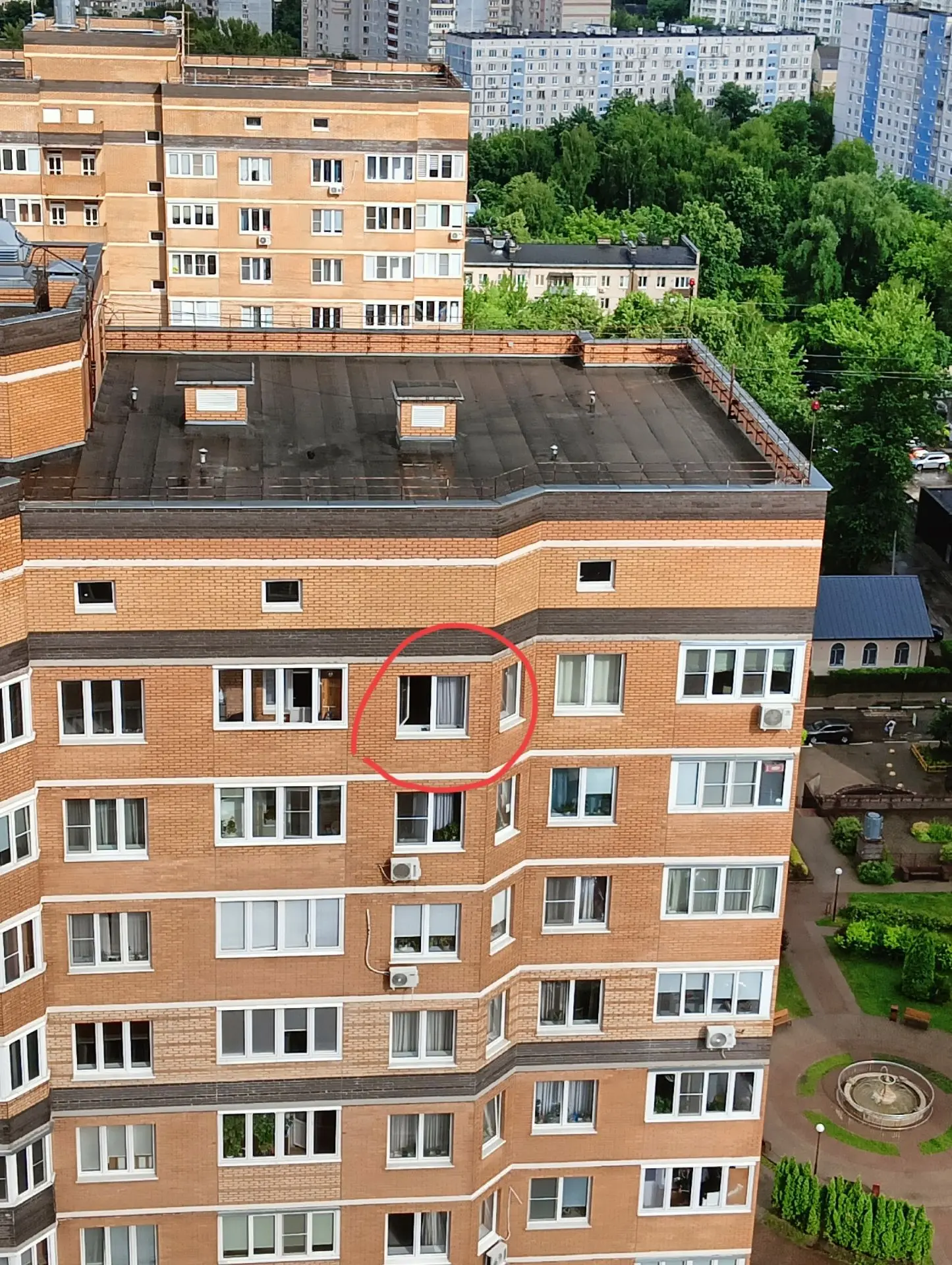 Здравствуйте, соседи! На фото дом 3 на Главной улице, ЖК Чайка. Кажется, окно на последнем этаже отк