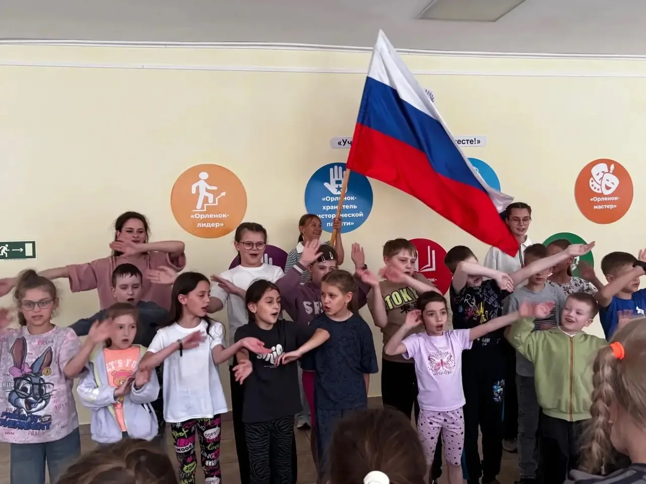 9 ДЕНЬ НА ШКОЛЬНОЙ ПЛОЩАДКЕ: ДЫШИМ РОССИЕЙ! 🇷🇺☀️

Сегодня наш лагерь раскрасился в цвета триколора