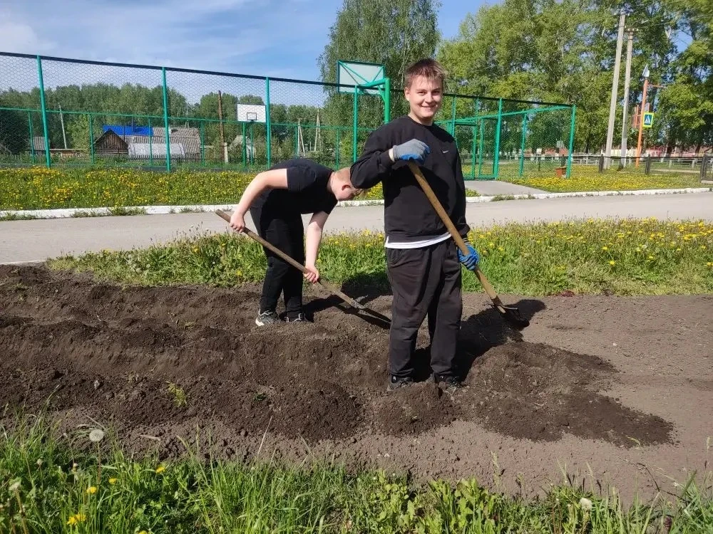 🌹🌿 На территории нашей школы кипит работа!

Учащиеся 10 класса активно занимаются благоустройством