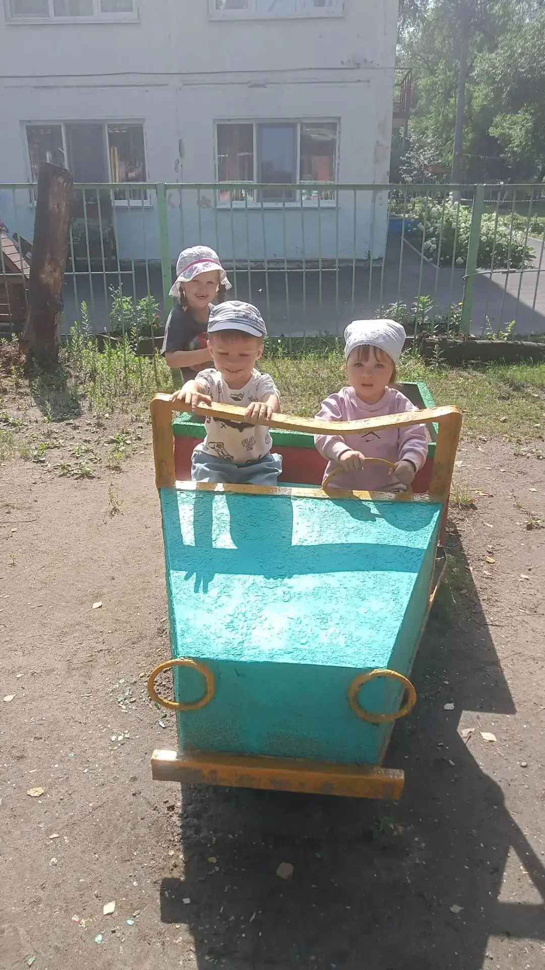 «Ладушки» отмечают День семьи! 👨‍👩‍👧‍👦

8 июля ребята группы «Ладушки» отправились в семейное пу