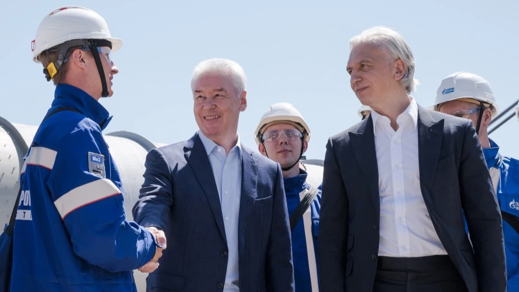 Мэр Москвы поздравил сотрудников Московского нефтеперерабатывающего завода «Газпром неф...