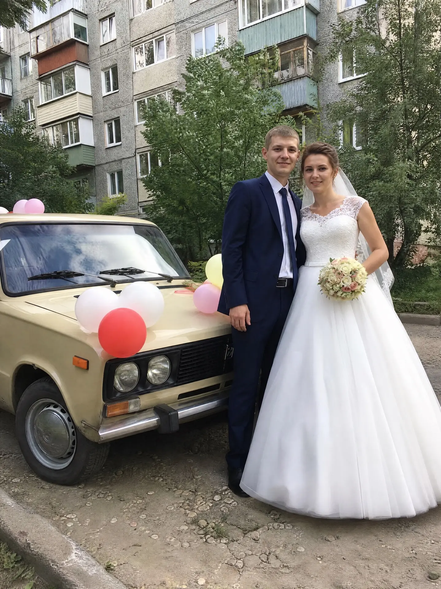 Свадьбу играли на деньги, занятые у троюродной тёти под честное слово. Вместо торта пир...