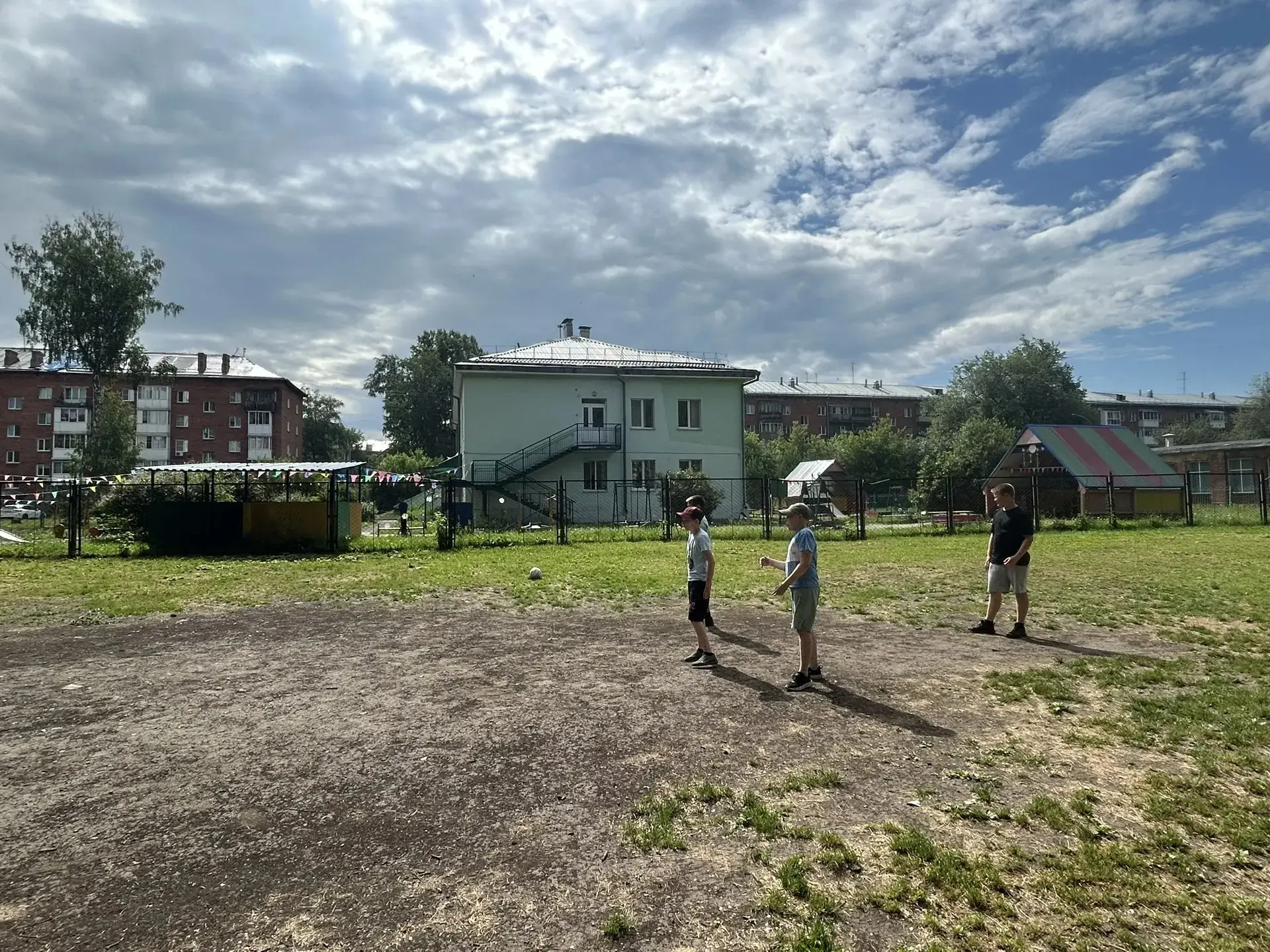 Каникулы в движении! ⚽🏀

Пока кто-то проводит лето дома, ребята из школы №11 выбрали самый активный