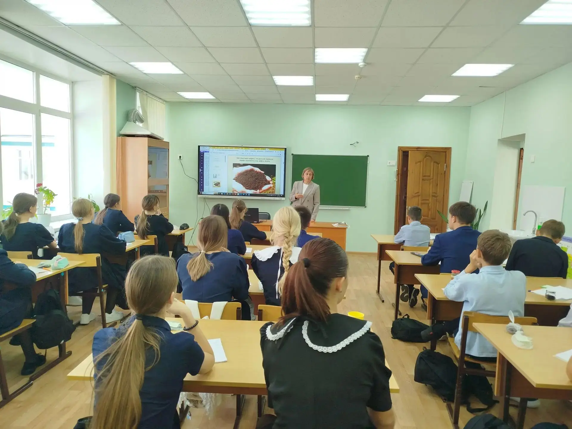 В агротехнологическом 8-в классе на уроке химии прошла увлекательная практическая работ...