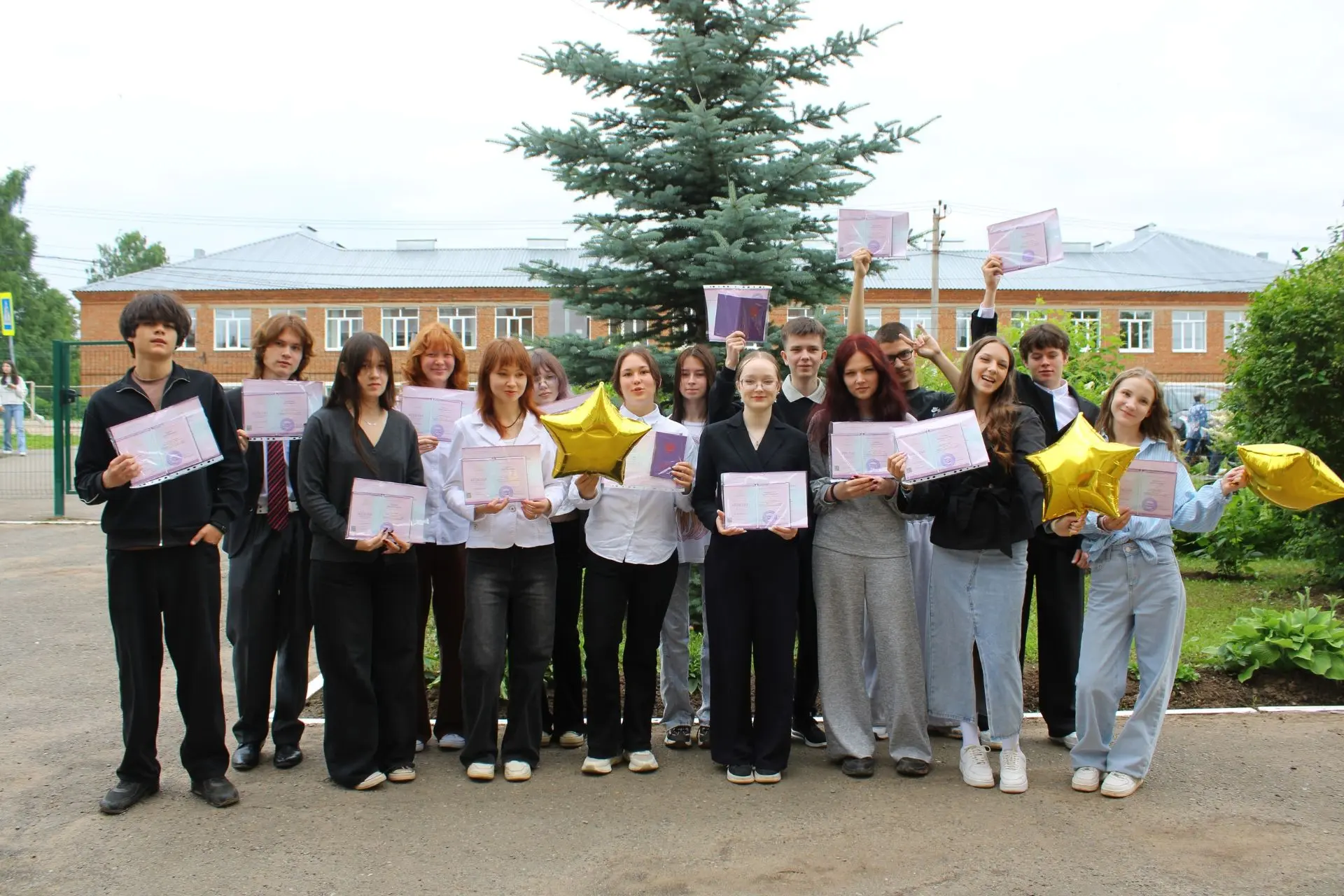 🎓 Сегодня, 1 июля, в Дебёсской школе состоялось торжественное вручение аттестатов об основном общем