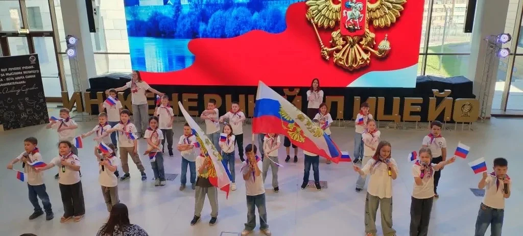🚀 В пришкольном лагере «Мои космические каникулы» День России прошёл под звёздным аккомпанементом п