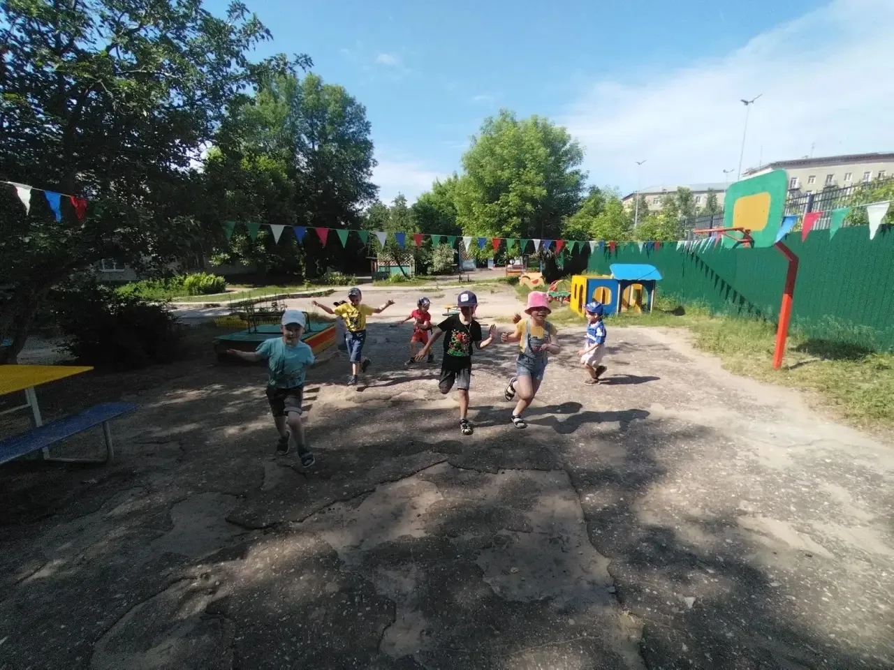 🏃🏃🏃
Я бегом наслаждаюсь
Бегу, бегу, бегу!
Земли едва касаясь,
Как будто я лечу!
Свободные движень