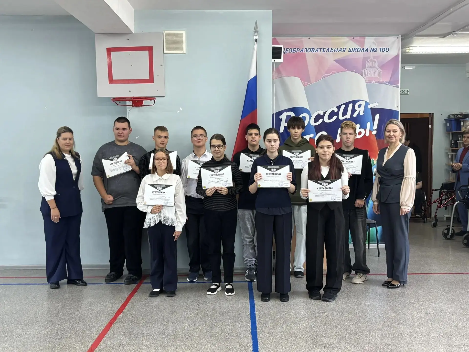 🇷🇺Сегодня в нашей школе прошла традиционная еженедельная линейка. Мероприятие началос...