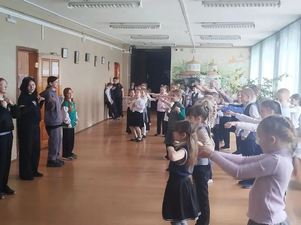 В честь Дня здоровья активисты учащиеся нашей школы поучаствовали в акции «Зарядка с чемпионом». Зар