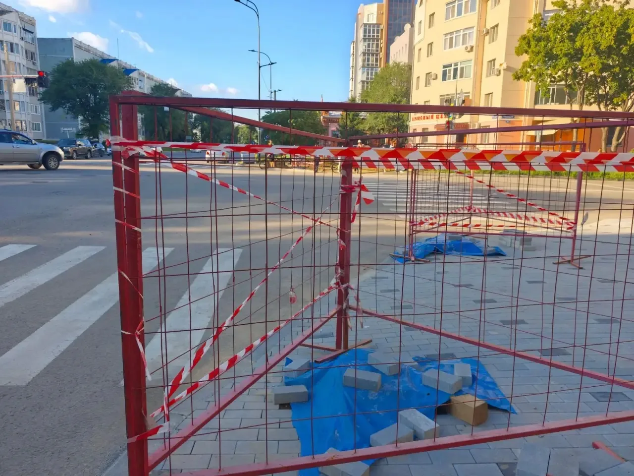 Город — живой организм. Строятся новые здания, к ним подводят коммуникации — коммунальн...