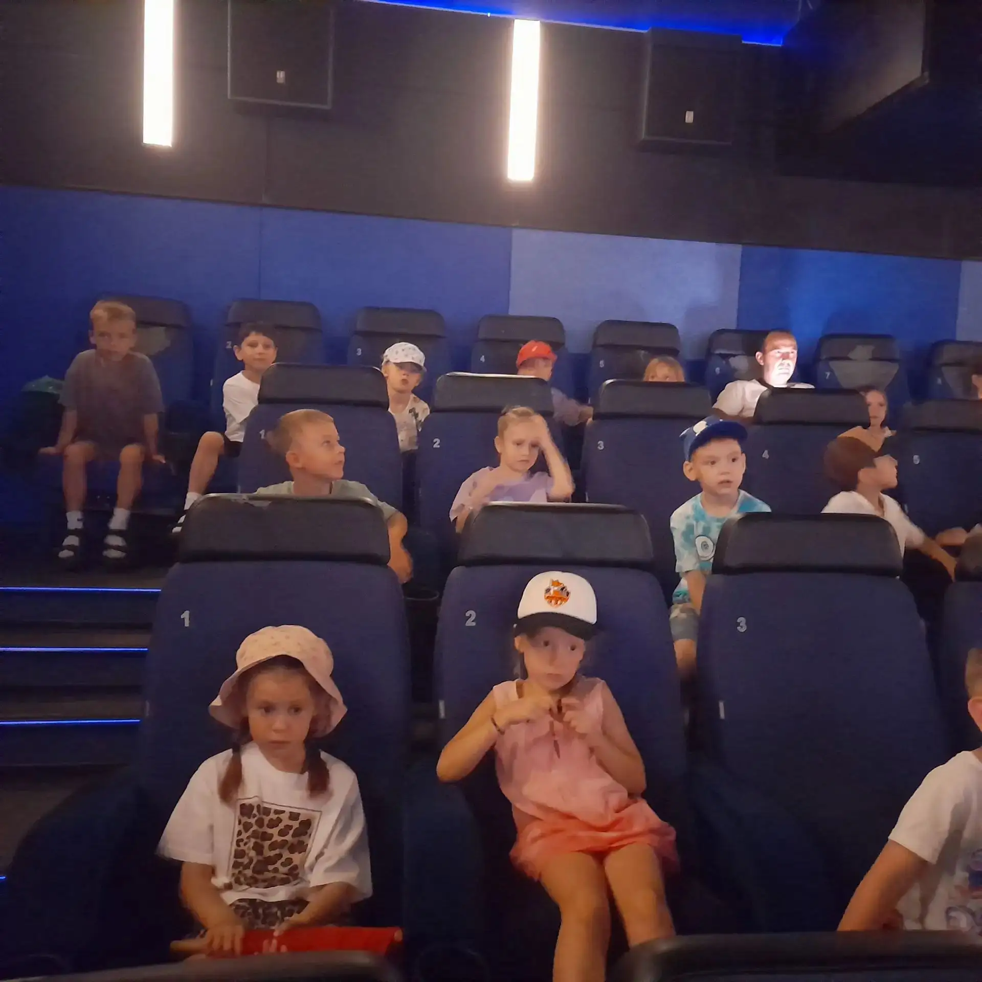 Сегодня ребята из старшей и подготовительной групп сходили в кинотеатр! 🎬