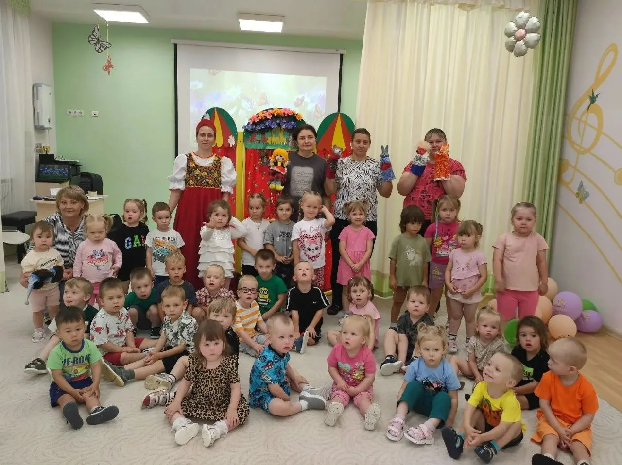 Ребята младшего звена из групп "Крохи", "Бусинки" и "Птенчики" Исетского детского сада "Солнышко" се