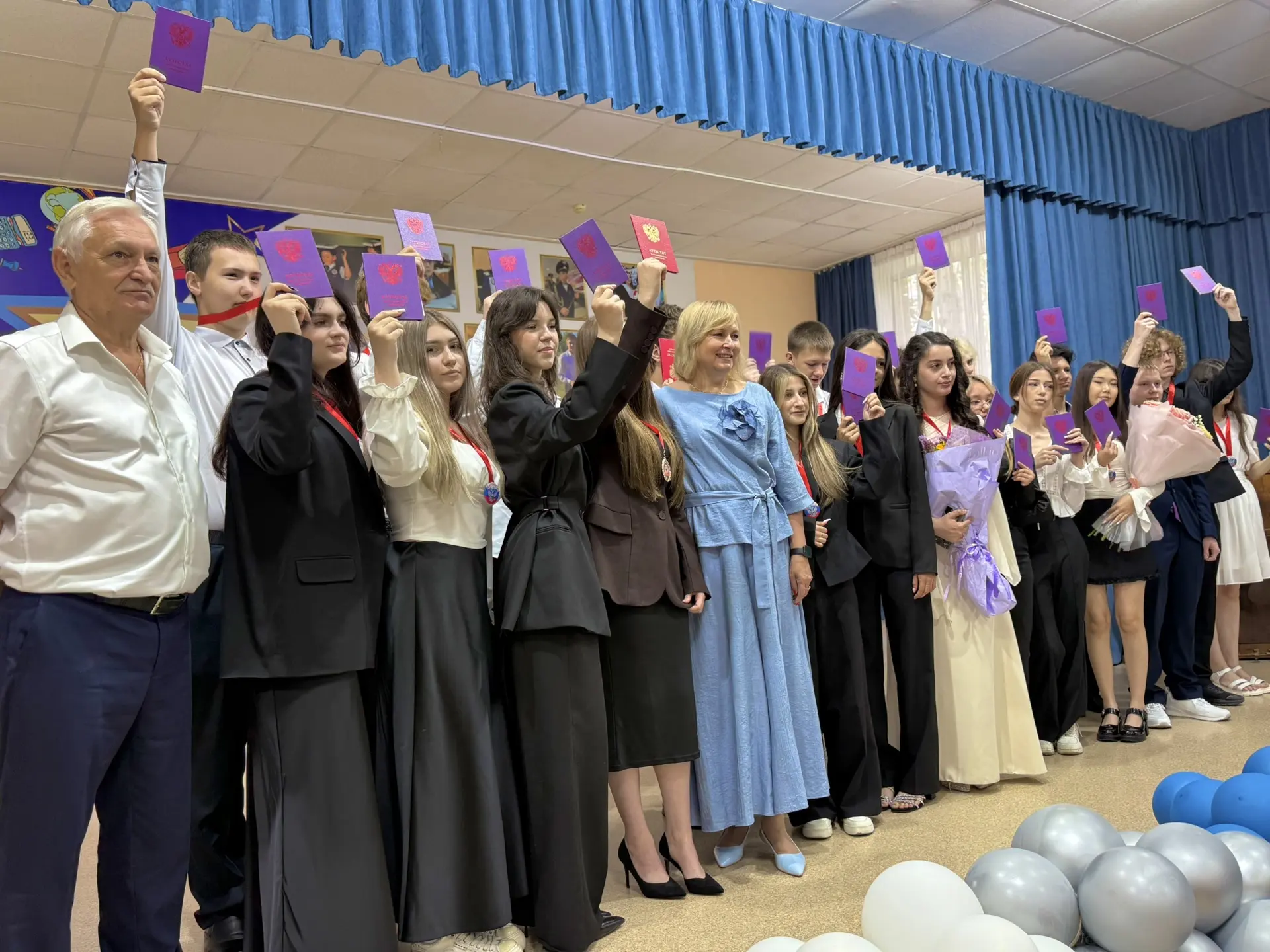 🎊Ура! Долгожданный момент наступил! ✨ 

Выпускники 9 «В» получили свои аттестаты! Ребята, вы больши