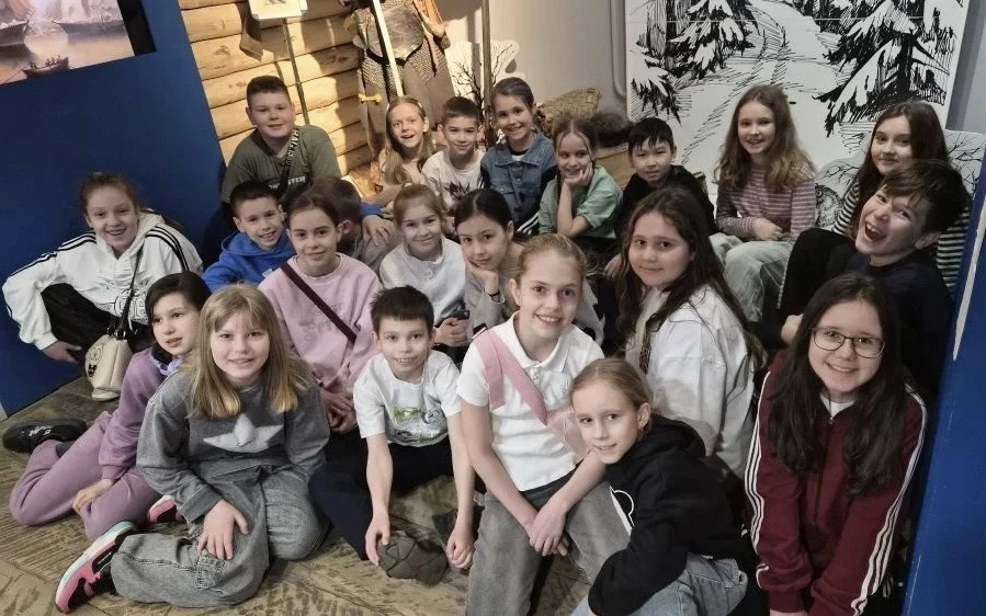 Начало каникул у наших учеников  🍀 Ученики 9 «3» класса вместе с советником директора по воспитанию 