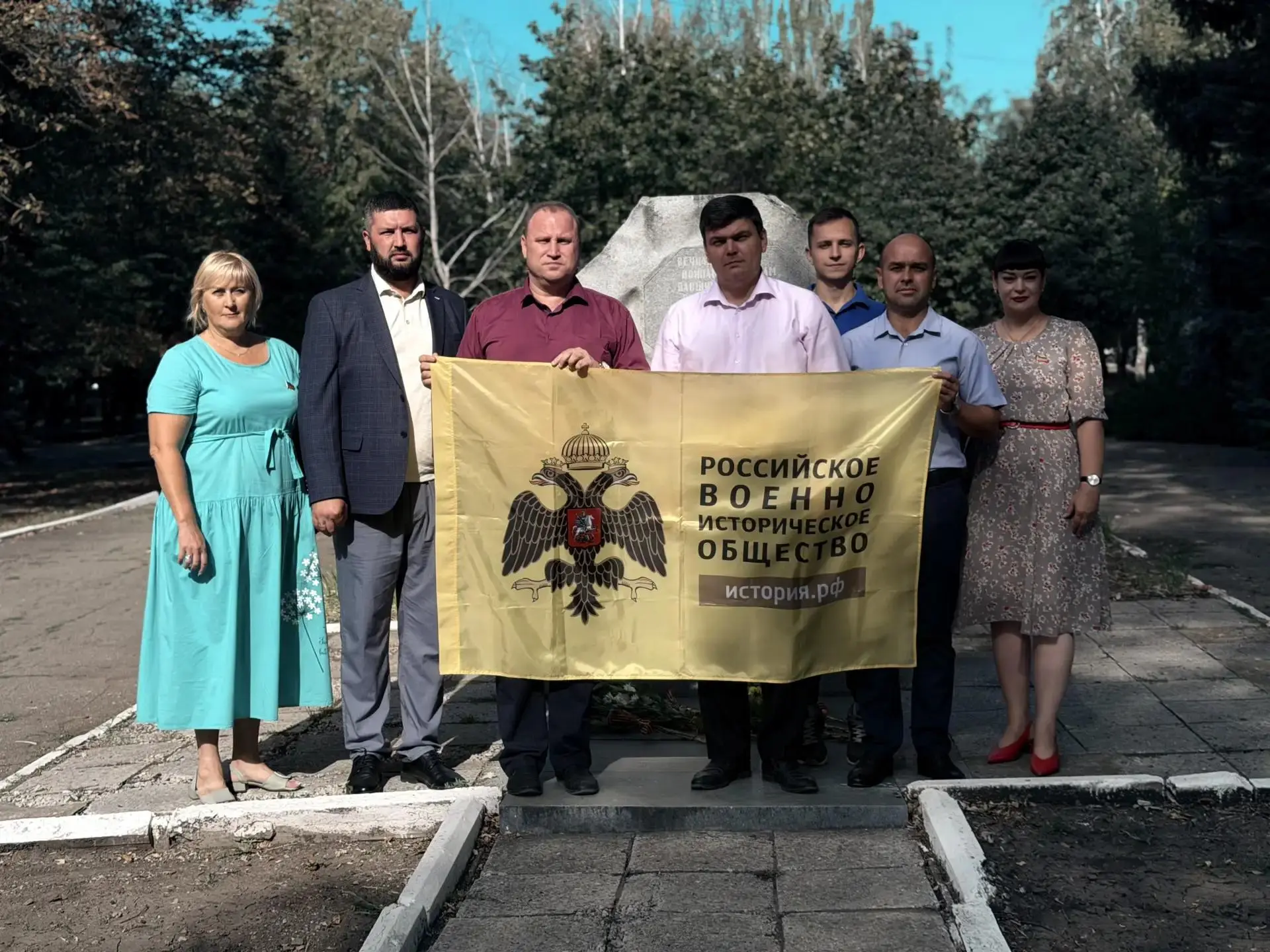 В Торезе состоялась торжественная церемония возложения цветов к Братской могиле работни...