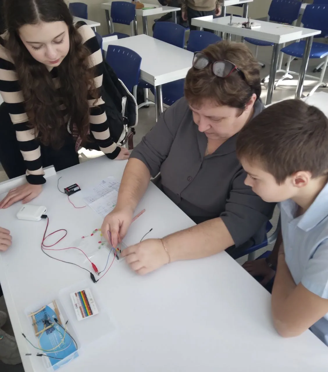 ⚡️На уроках физики в 8 классе изучаются основы электродинамики. Мы учимся собирать элек...