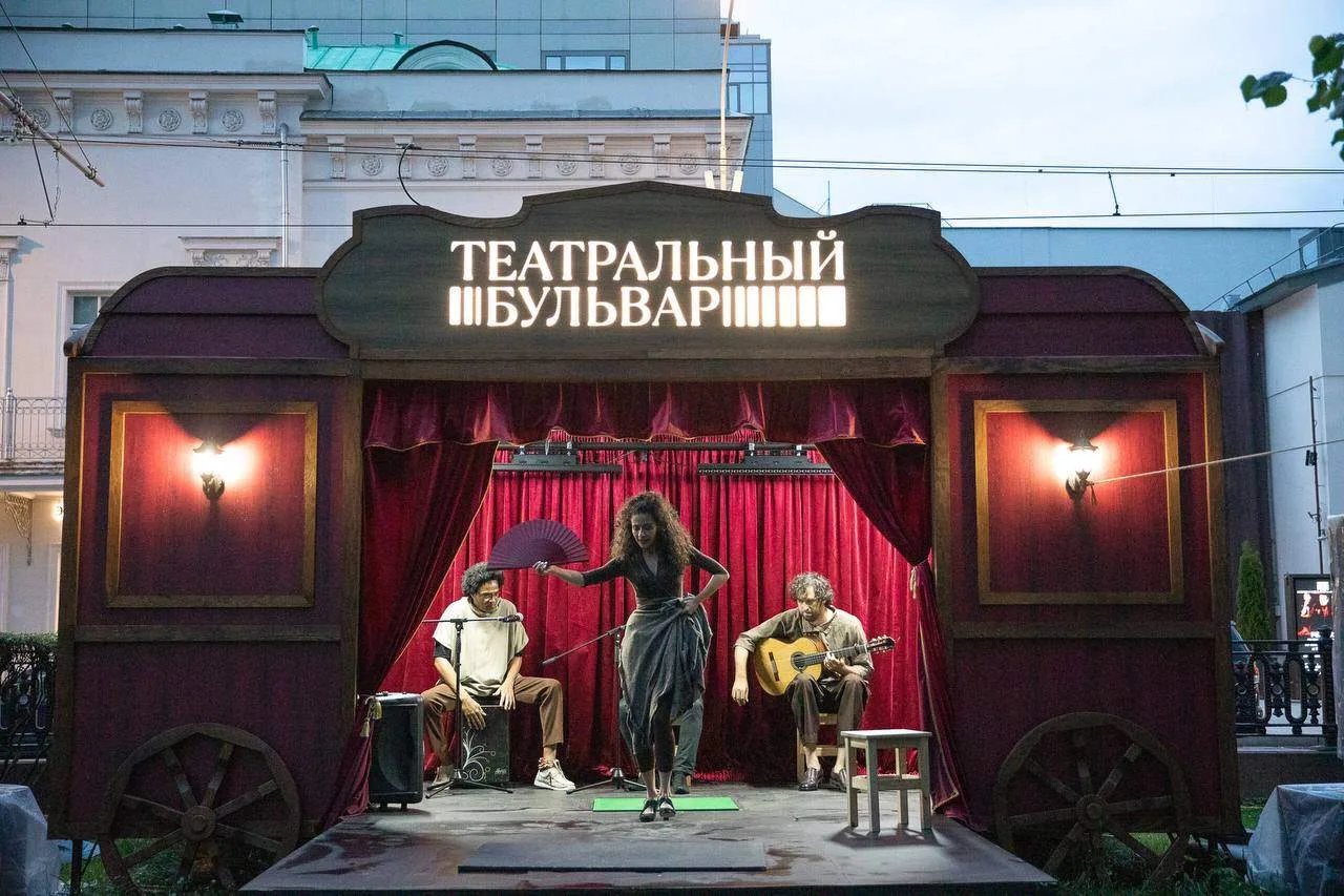 «Люди ветра» — это истории из жизни бродячих артистов. Какой сюжет может лучше подойти к антуражу фу