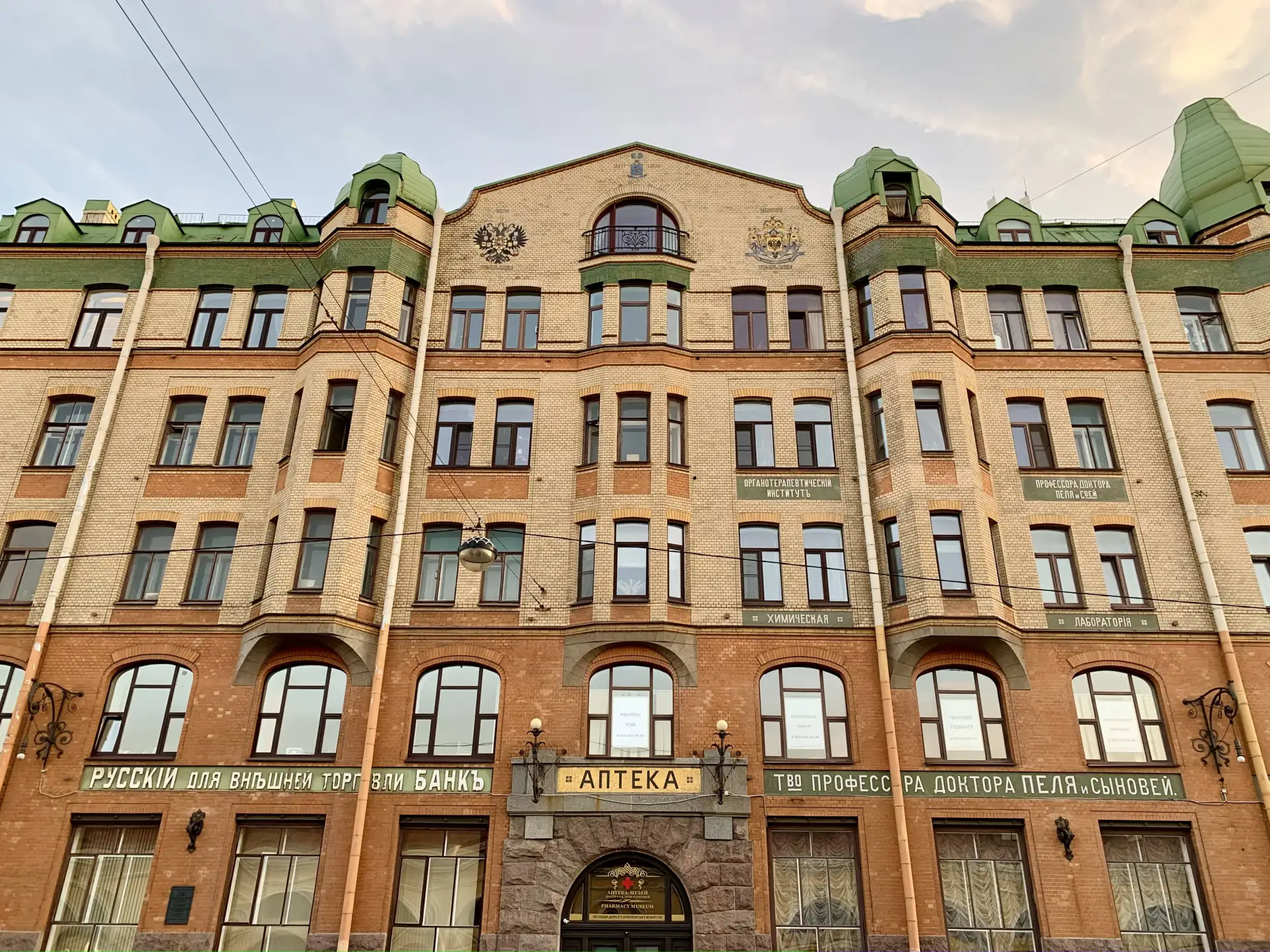 Как попасть в закрытые парадные и дворы Петербурга?

Самый надежный способ — отправиться на экскурси